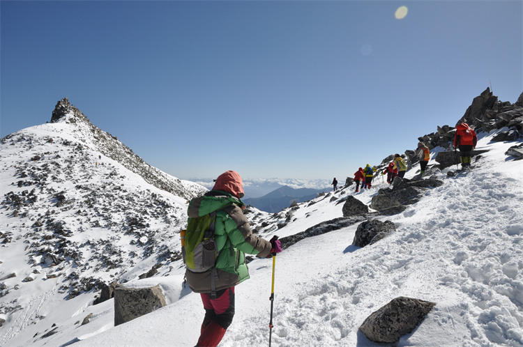 三奧雪山登山。黑水縣文廣旅局供圖