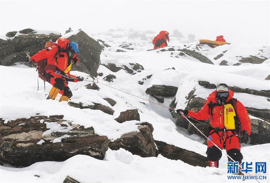 （2020珠峰高程測量）（1）珠峰高程測量登山隊撤回前進營地 登頂日期將再調整