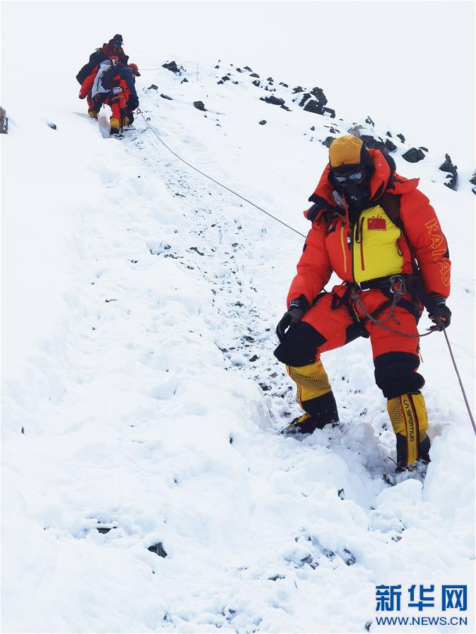 （2020珠峰高程測量）（3）珠峰高程測量登山隊撤回前進營地 登頂日期將再調整