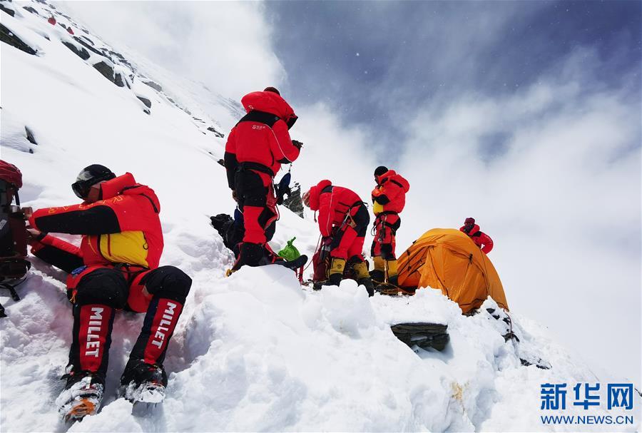 （2020珠峰高程測量）（5）珠峰高程測量登山隊撤回前進營地 登頂日期將再調整