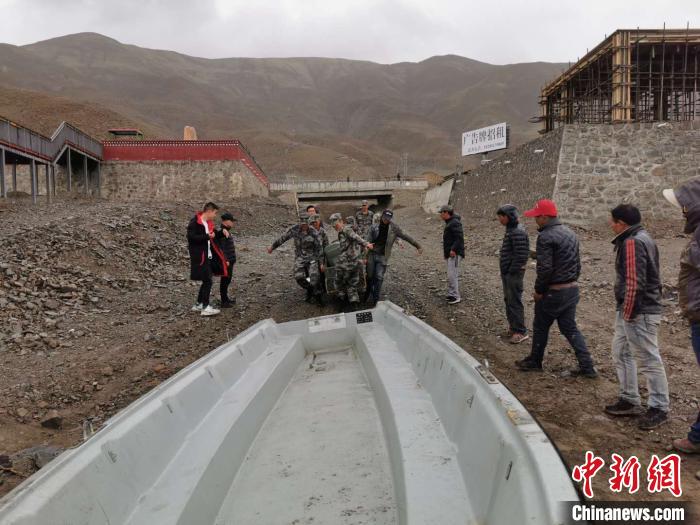 西藏軍地協(xié)力查處非法捕魚守護(hù)轄區(qū)水域生態(tài)平衡