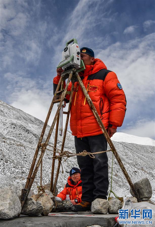 （2020珠峰高程測量）（3）自然資源部第一大地測量隊對珠峰峰頂進(jìn)行交會觀測