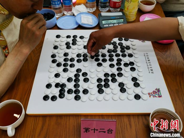 圖為藏棋(久棋)比賽瞬間。　張偉 攝