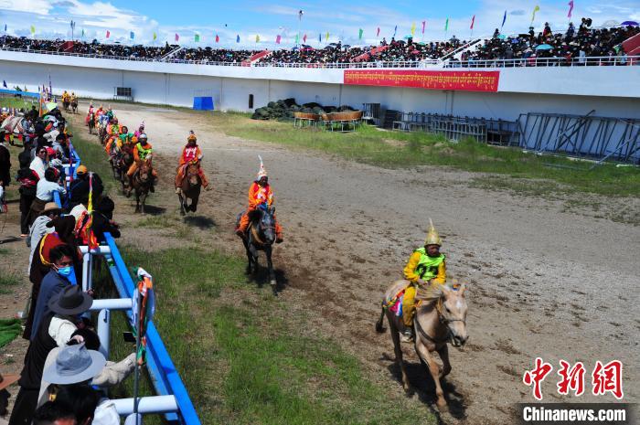 圖為少年騎手騎乘沒有馬鞍的賽馬，靠雙腳夾住馬馳騁在跑道上?！垈?攝