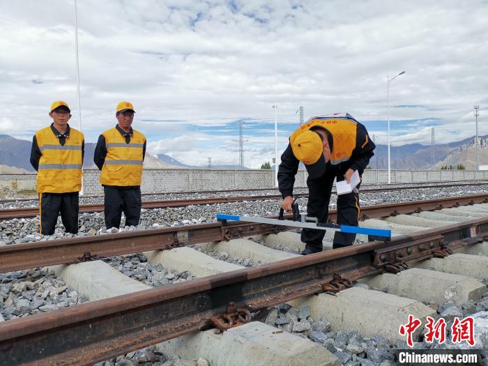 圖為參賽選手在比賽項目中用軌距尺測量鋼軌距離。　趙延 攝