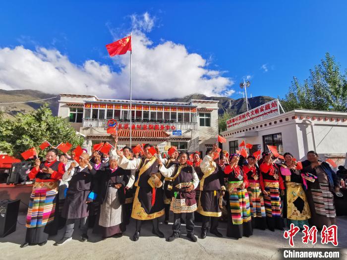 圖為林芝朗縣洞嘎鎮(zhèn)扎西塘村村民表達(dá)對祖國的祝福?！×种ナ形麄鞑?供圖