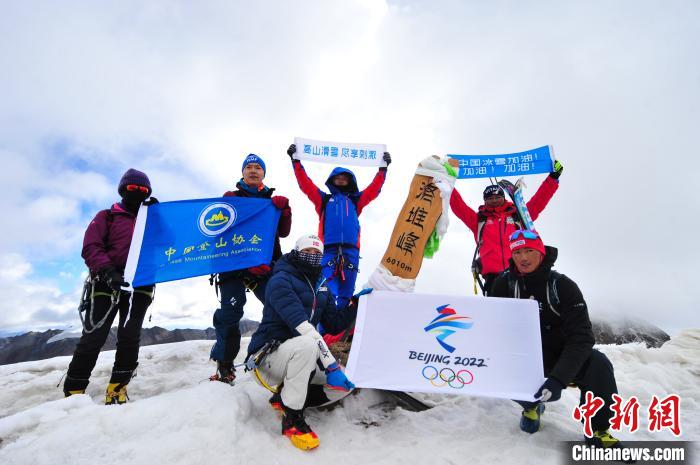 圖為5日，登山者在洛堆峰頂合影。　張偉 攝