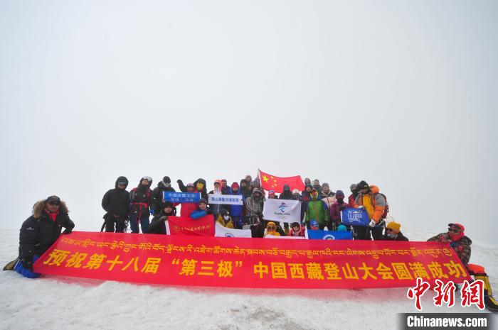 圖為5日，登山者在洛堆峰頂合影。　張偉 攝