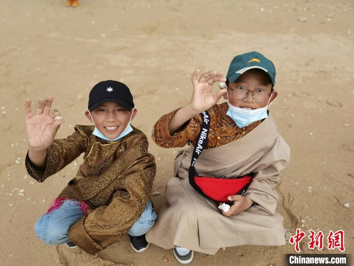 圖為西藏青少年在海邊拾貝殼。西藏航空 供圖