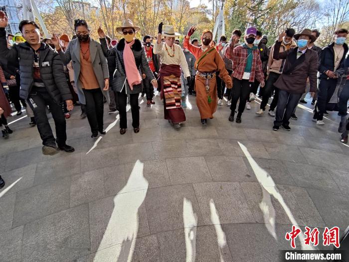 圖為鍋莊舞是西藏最為常見的舞蹈，當?shù)孛癖婋S時隨地都能跳起來。資料圖 江飛波 攝