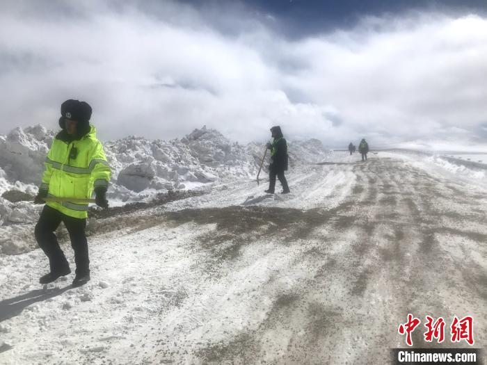 資料圖為，西藏安多交警在唐古拉山埡口除冰作業(yè)。西藏安多縣公安局 供圖