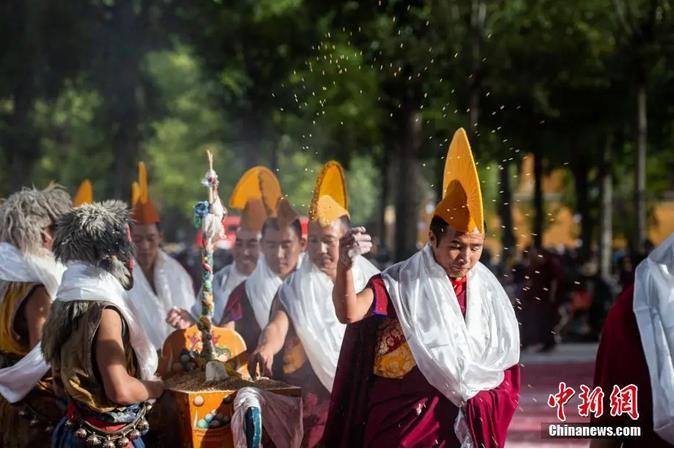 資料圖：扎什倫布寺跳神活動結(jié)束后，僧眾依次拋撒“切瑪”盒中的青稞祈福。<a target='_blank' ><p  align=