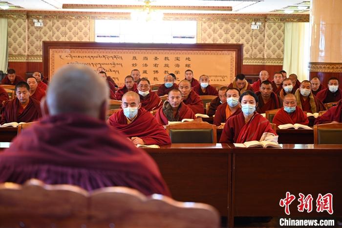 3月23日，記者走進(jìn)位于拉薩的西藏佛學(xué)院，探訪宗教學(xué)府的新學(xué)期。圖為佛學(xué)院學(xué)員正在上課。<a target='_blank' ></p><p  align=