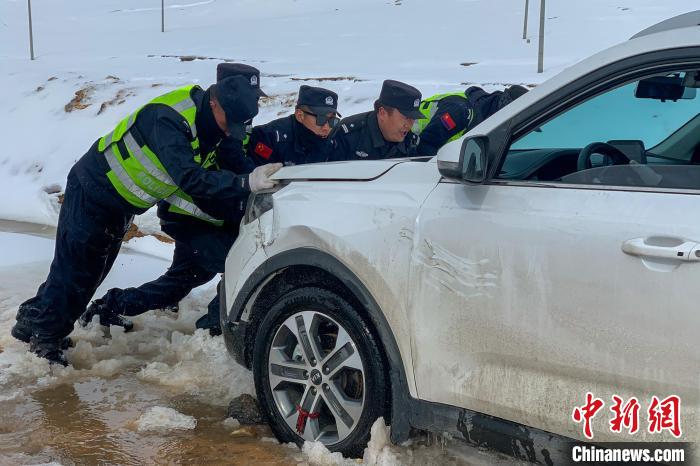 資料圖為安多交警幫助車(chē)輛脫困?！“捕嗫h公安局 供圖 攝