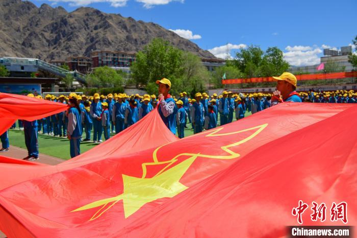 圖為拉薩市堆龍德慶區(qū)堆龍姜昆黃小勇希望小學(xué)學(xué)生在操場入隊儀式?！∝暩聛硭?攝