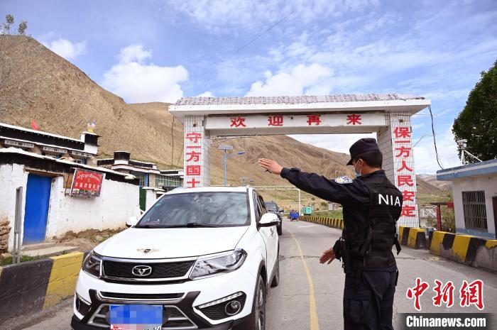 圖為移民管理警察示意司機(jī)停車接受檢查。　趙朗 攝