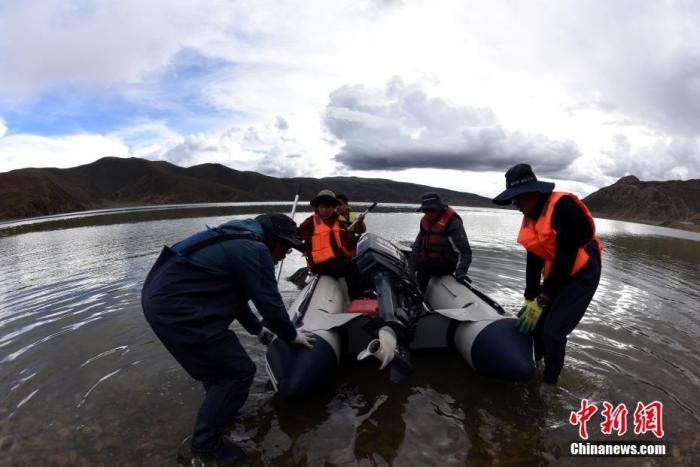 圖為科考隊(duì)員準(zhǔn)備乘快艇前往浪錯(cuò)湖中心開展科考作業(yè)。 <a target='_blank' ><p  align=