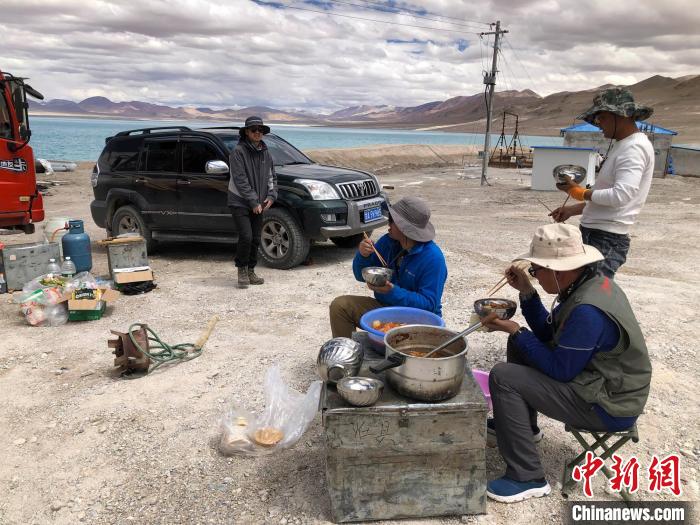 在“世界屋脊”上作業(yè)，中國(guó)科考隊(duì)員衣、食、住、行有何特色？