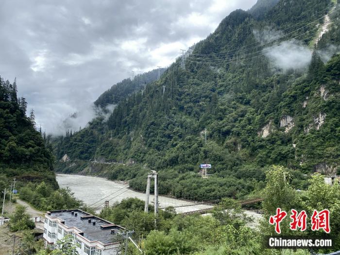 險山急流中的兩座橋。彭寧鈴 攝