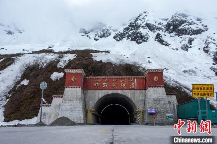 墨脫公路控制性工程——嘎隆拉隧道。上方為嘎隆拉雪山，曾是進(jìn)入墨脫最大的“攔路虎”。