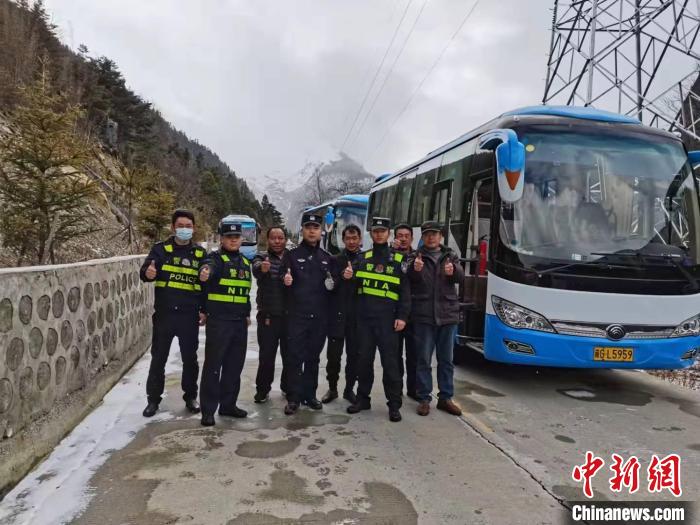 救援成功后，司機(jī)們與邊境派出所民警合影。　李建峰 攝