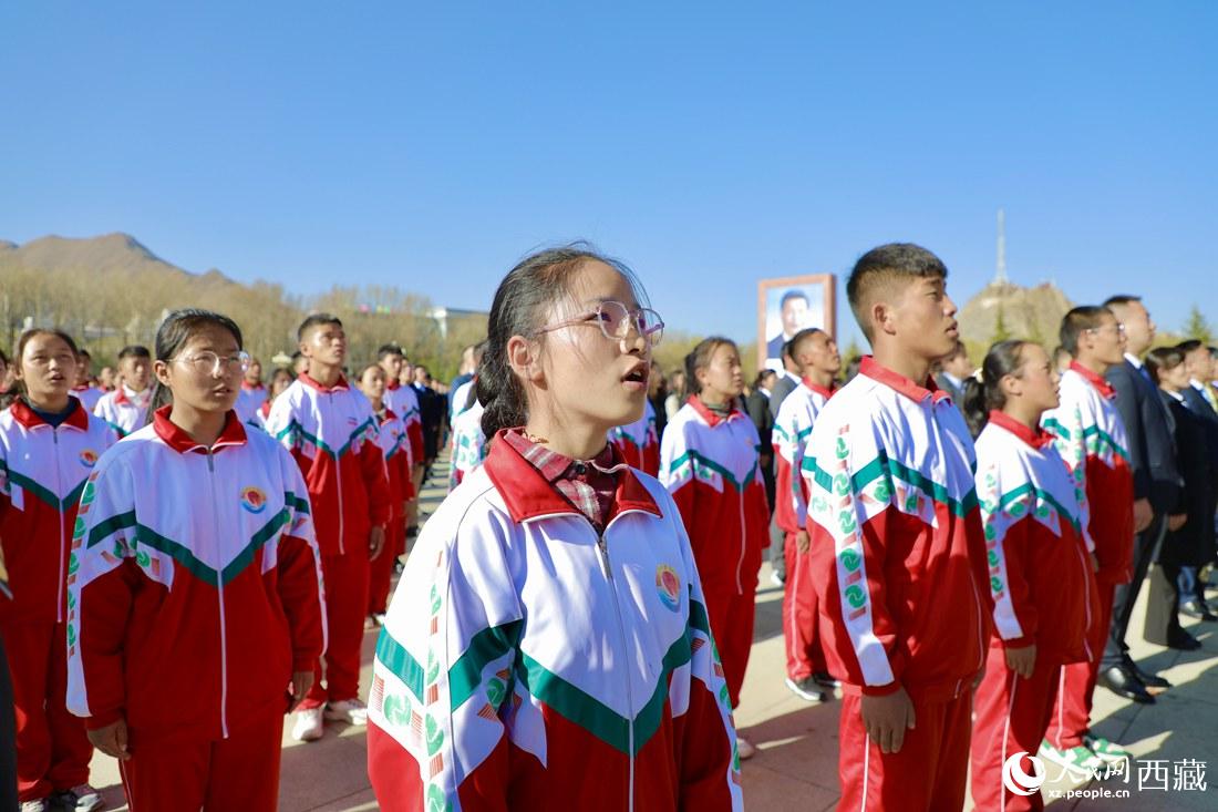 全體奏唱國(guó)歌。人民網(wǎng) 次仁羅布攝