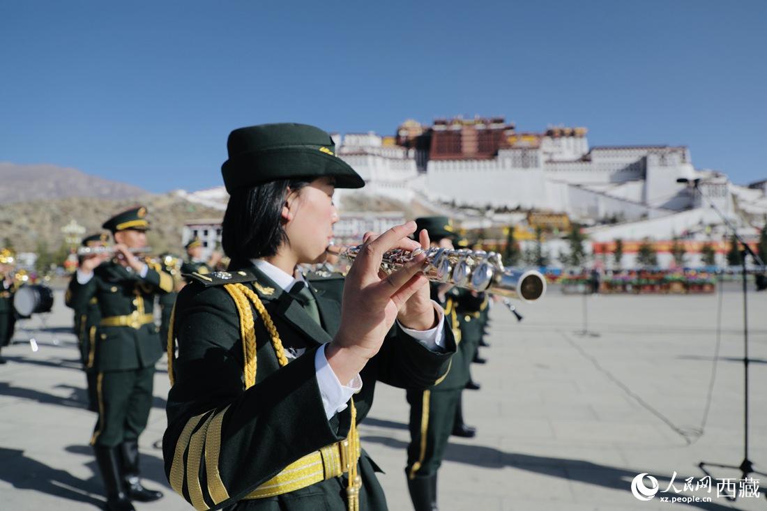 軍區(qū)文工團(tuán)奏響國(guó)歌。人民網(wǎng) 次仁羅布攝