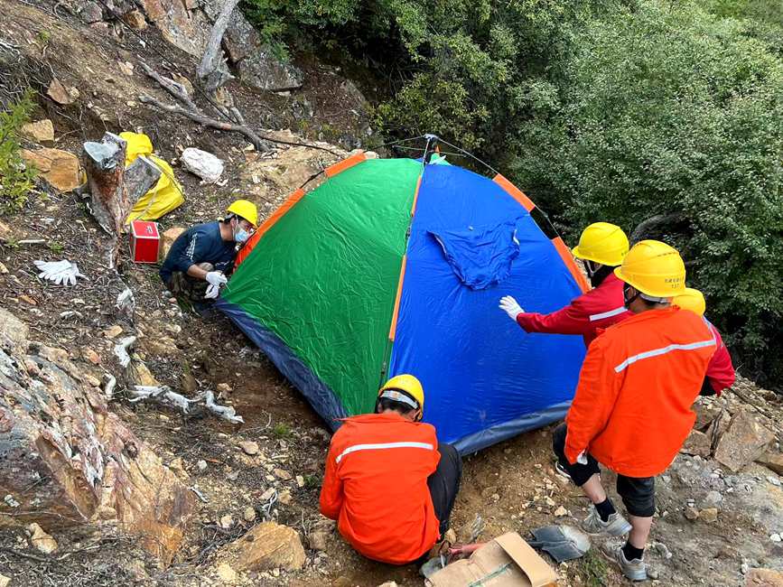 9月15日，電力施工人員正在施工點附近搭建暫居帳篷。白瑪多吉攝