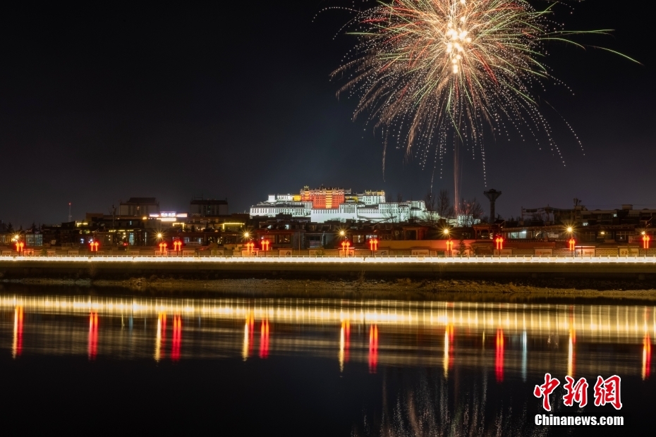 資料圖為2022年3月1日，拉薩迎來(lái)藏歷新年“古突夜”，煙花與被燈光照亮的布達(dá)拉宮交相輝映。 <a target='_blank' href='/'><p  align=