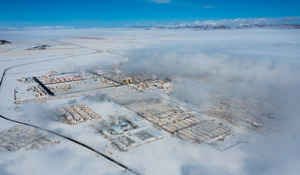 西藏阿里地區(qū)改則縣迎來(lái)初雪，銀裝素裹，美如畫卷。