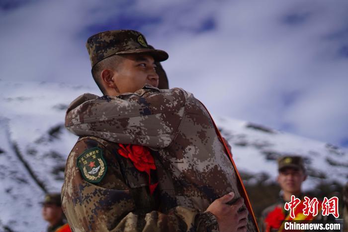 退伍老兵相擁留念。　西藏山南軍分區(qū)某團(tuán)供圖