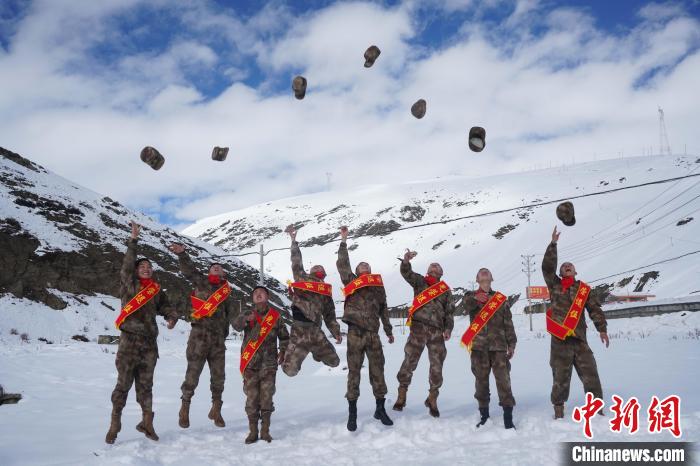 退伍老兵飛帽留念。　西藏山南軍分區(qū)某團(tuán)供圖