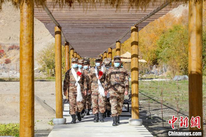 圖為什布奇邊防連退伍老兵臨別前再看一眼連隊。　劉曉東 攝