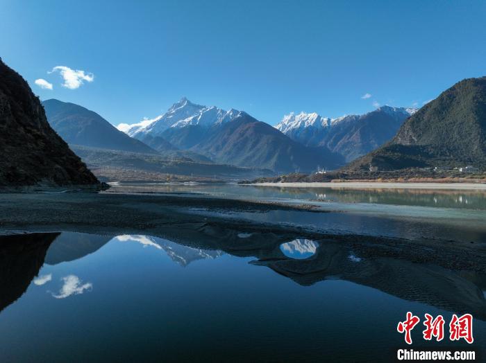 西藏林芝雅魯藏布江和遠(yuǎn)處的雪山?！《拘?攝