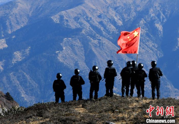 1月6日，移民警察在執(zhí)勤?！±盍?攝