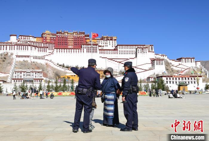 圖為1月23日，布達(dá)拉宮廣場(chǎng)派出所民警正在回答民眾咨詢。　貢嘎來(lái)松 攝