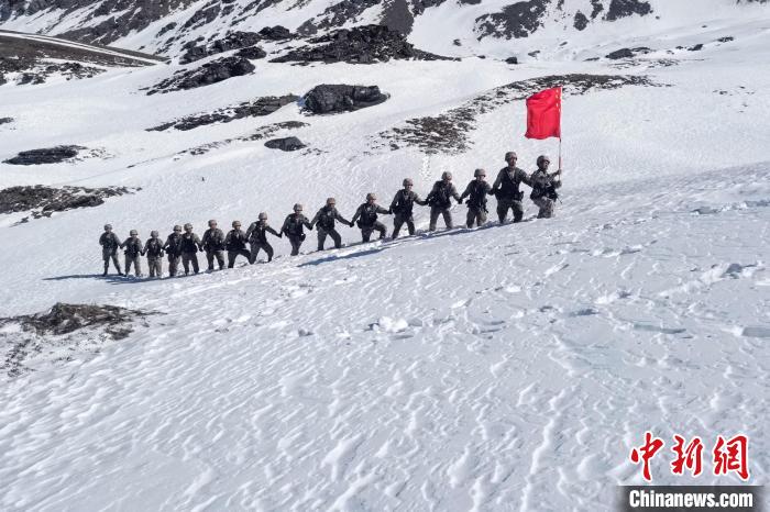 春節(jié)期間，西藏軍區(qū)山南軍分區(qū)某邊防團官兵踏雪巡邊?！〉┰鰰x美 攝