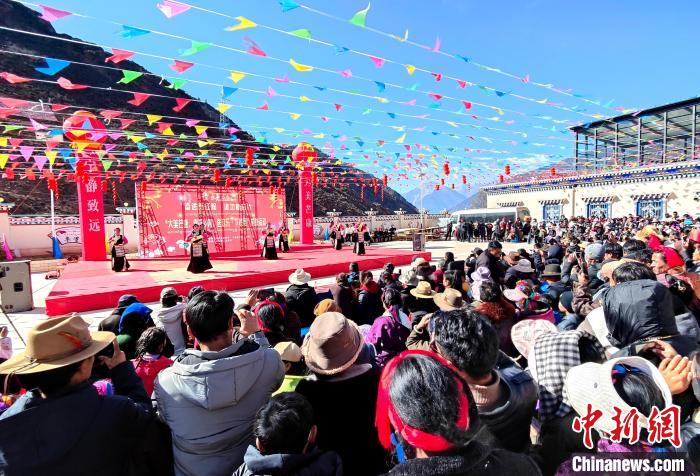 文藝活動全景。　芒康縣委宣傳部供圖