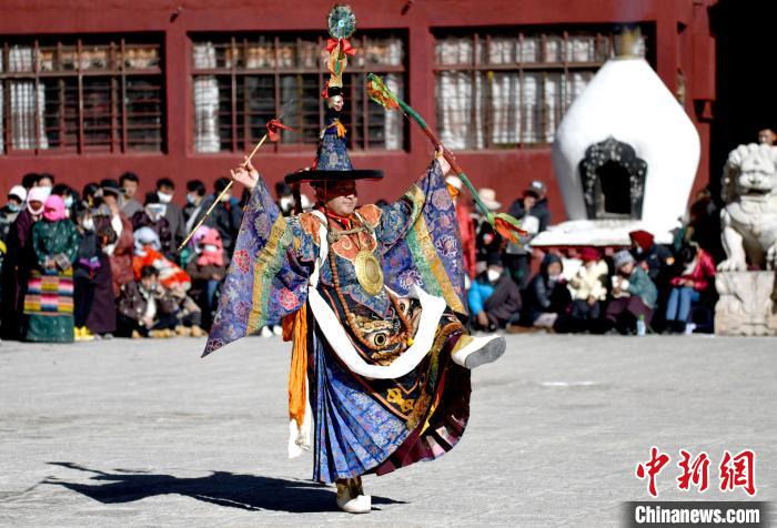 2月19日，楚布寺僧人參加跳神活動(dòng)?！±盍?攝