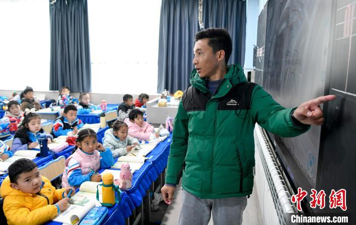 3月14日，西藏拉薩市第一小學藏語文老師拉巴次仁在課堂上。　李林 攝