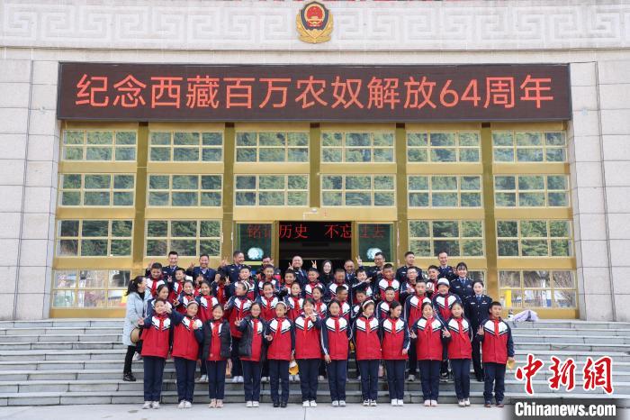 圖為亞東邊檢站民警代表與駐地小學(xué)師生代表合影留念。　胡利媛 攝