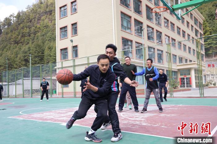 圖為亞東邊檢站民警與駐地農(nóng)業(yè)銀行代表開展籃球友誼賽?！『?攝