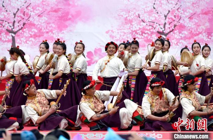 3月28日，西藏林芝第二十屆桃花旅游文化節(jié)開幕式上的文藝表演?！±盍?攝