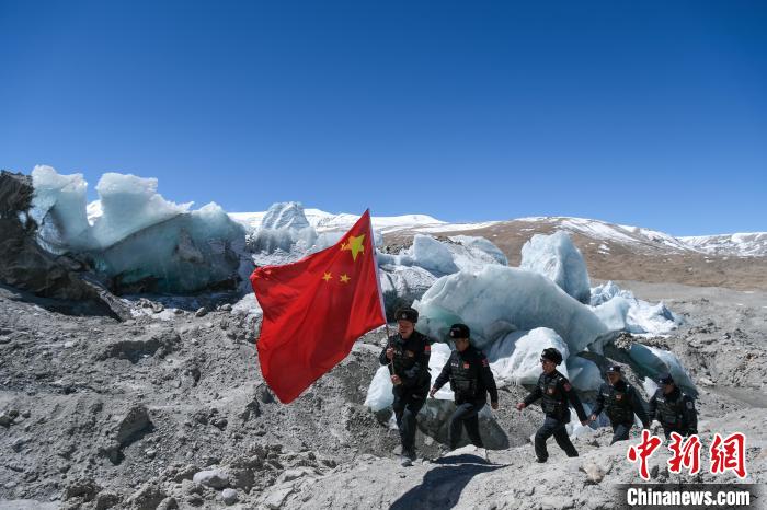 4月5日，普瑪江塘邊境派出所民輔警巡邏至四零冰川附近。　江飛波 攝