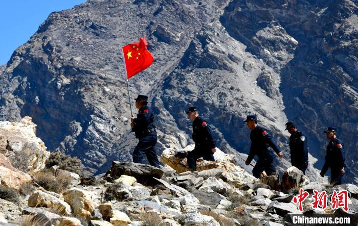 底雅邊境派出所民警夏永軍(左一)在巡邏中。　李林 攝