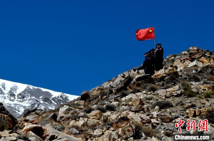 底雅邊境派出所民警夏永軍(右一)在巡邏中?！±盍?攝