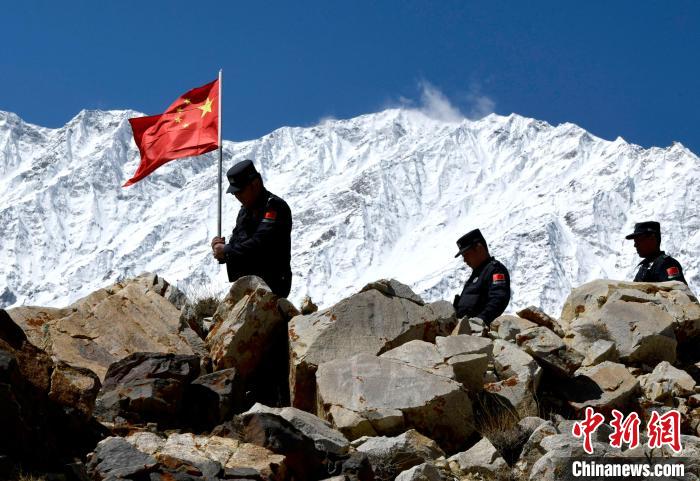 底雅邊境派出所民警夏永軍(左一)在巡邏中。