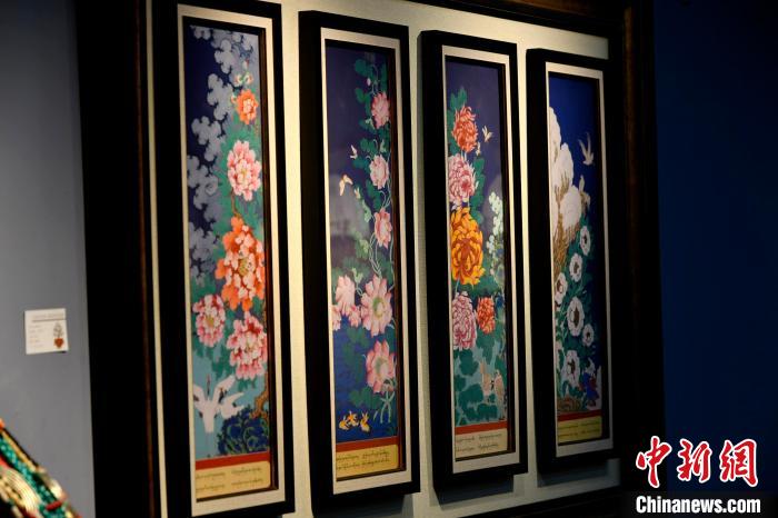 圖為5月16日，展覽中新創(chuàng)唐卡作品《四季花》。　李林 攝