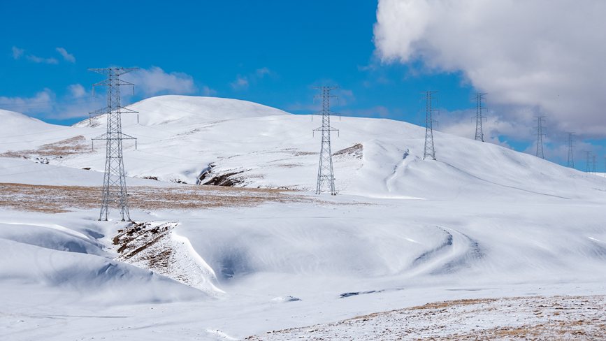 西藏自治區(qū)那曲市冰天雪地里的電網(wǎng)。趙清鵬攝