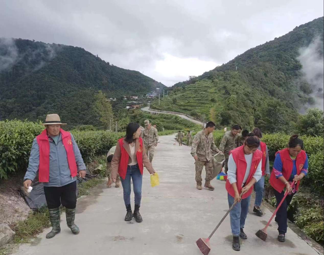 圖為：墨脫縣背崩鄉(xiāng)格林村軍地黨組織共同開展“愛我墨脫、靚我家園”主題黨日活動